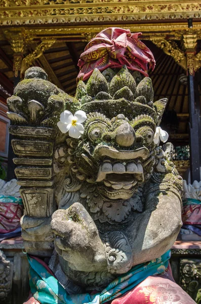 ウブド宮殿、バリ - インドネシア ・ バリ島、ウブド内殿の彫刻します。 — ストック写真