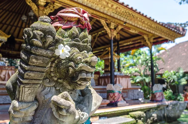 Bali Ubud sarayda heykel — Stok fotoğraf