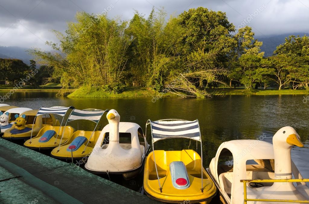 일몰, 말레이시아 타이핑 타이핑 호수에 보트 — 스톡 사진 © lcchew 81257672