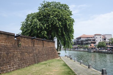 Melaka, Malezya - 2 Ağustos 2015: Malacca bağlantı noktası ve Malacca nehir, taş tahkimatı Sungai boyunca Melaka.