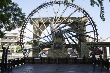 Melaka, Malezya - 2 Ağustos 2015: Yineleme, Melaka Malay Sultanlığı su çarkı nehir Melaka, Melaka, Malezya yakınındaki.