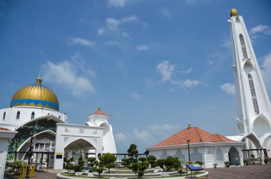 Melaka, Malezya - 2 Ağustos 2015: Malacca Straits Camii güzelliği.