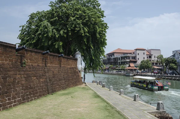 Port of Malacca and the Malacca River, Malaysia -- MALACCA, MALAYSIA - AUG 2, 2015: The Port of Malacca and the Malacca River, stone Fortifications Along the Sungei Melaka. — Stock Photo, Image