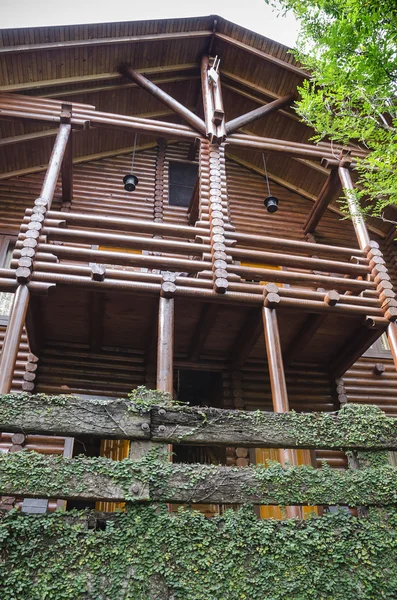 Bella casa di tronchi — Foto Stock