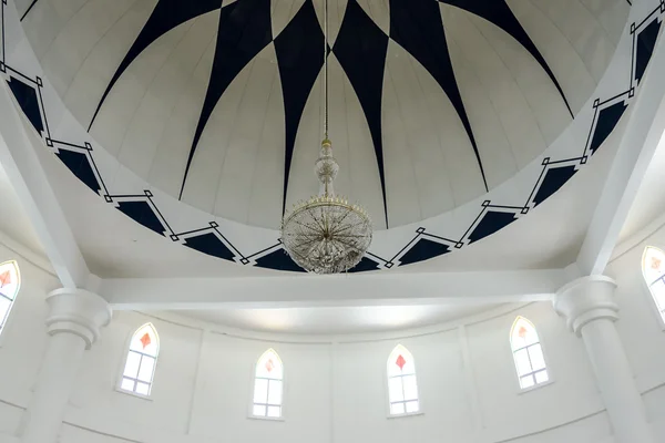 Malacca, Malaysia - 2 Ağustos 2015: Malacca Straits Camii güzelliği. Malacca şehir Malacca Malezya devletinin başkentidir.