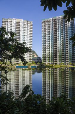 Bina ve gökyüzünün yansıması ile sakin göl