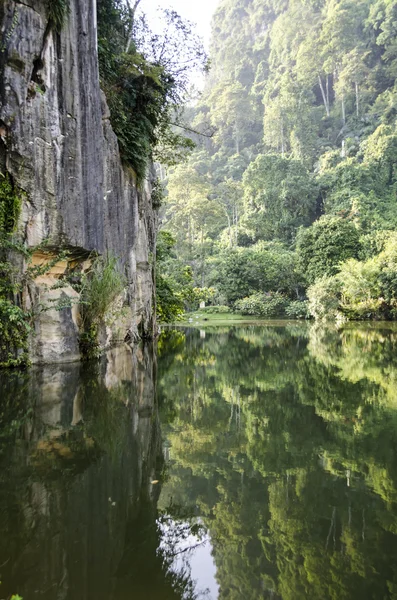 石灰岩の山の反射と静かな湖 — ストック写真