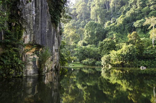 Lago tranquilo com reflexão de montanha de calcário — Fotografia de Stock