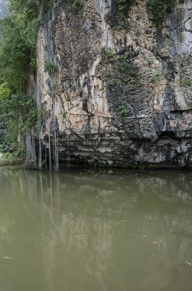 Lago tranquilo com reflexão de montanha de calcário — Fotografia de Stock