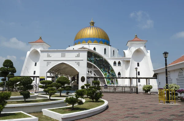 MALACCA, MALASIA - 2 AGO 2015: Mezquita Belleza del Estrecho de Malaca. Malaca es la capital del estado malayo de Malaca. . —  Fotos de Stock