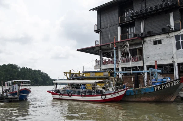 Kuala Sepetang, Malajzia - 5 április, 2015-re: A Kuala Sepetang mólóra csónakok, és a tenger gyümölcsei étterem egy híres turisták stop Kuala Sepetang Perak, Malajzia — Stock Fotó