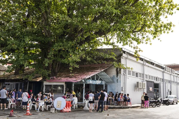 Penang, Malezja - 13 grudnia 2015: Niezidentyfikowany odwiedzający usługi kolejkowania wiadomości na stronie drogi, aby doręczyć słynny Stary sklep spożywczy w Penang, Malezja. — Zdjęcie stockowe