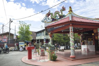 Küçük bir tapınak girişinde çiğnemek İskelesi, Penang, Malezya.