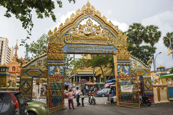 Entrada del templo budista tailandés de Wat Chaiyamangalaram, Penang, Malasia — Foto de Stock