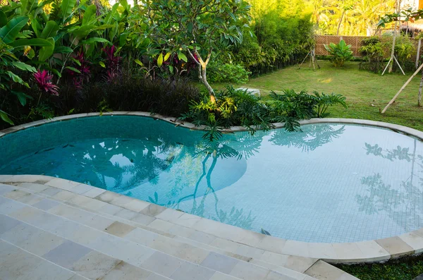 Luxury house with swimming pool — Stock Photo, Image