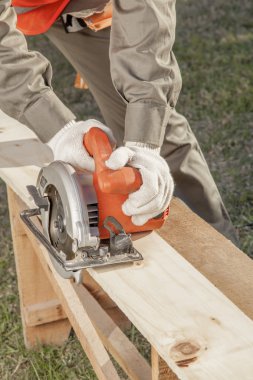 İnşaat işçisi ellere iş