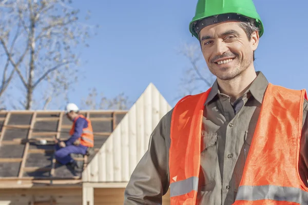 Zâmbind lucrător în construcții pe șantier — Fotografie, imagine de stoc