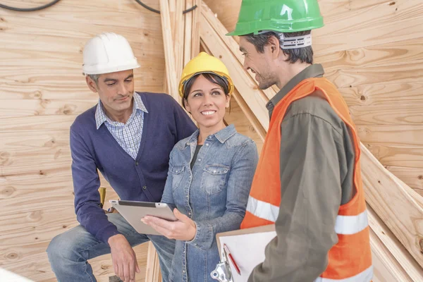 Konstruktion besättning via ipad på webbplatsen — Stockfoto