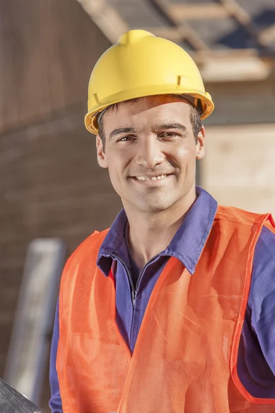 Construction worker building house — Stock Photo, Image