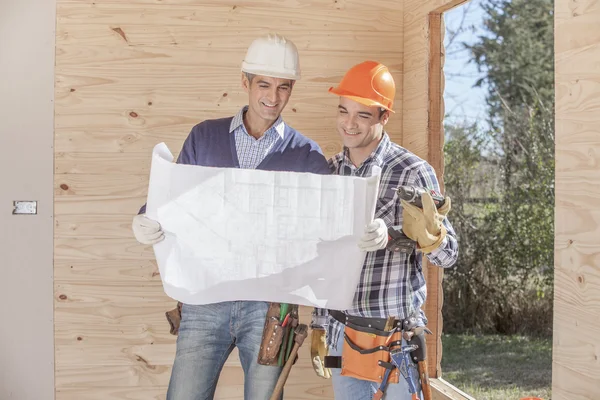 Byggnadsarbetare på jobbet — Stockfoto