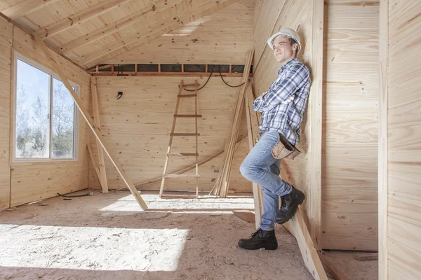 Entreprenören lutad mot trävägg — Stockfoto