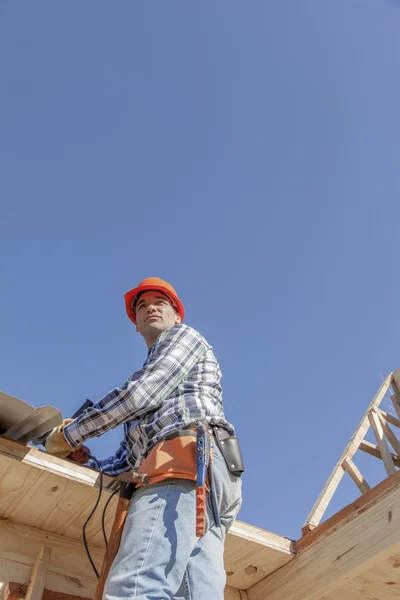 Construction worker building house — Stock Photo, Image