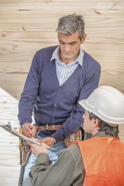 Two workers in a construction site — Stock Photo, Image