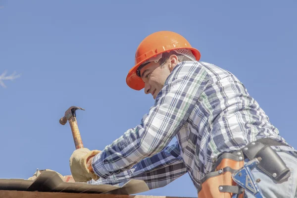 Trabalhador da construção sorrindo no canteiro de obras — Fotografia de Stock