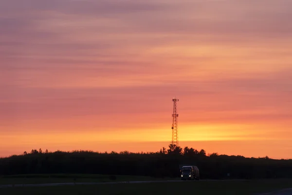 Lone 18 wheeler on highway at dawn — Stock Photo, Image