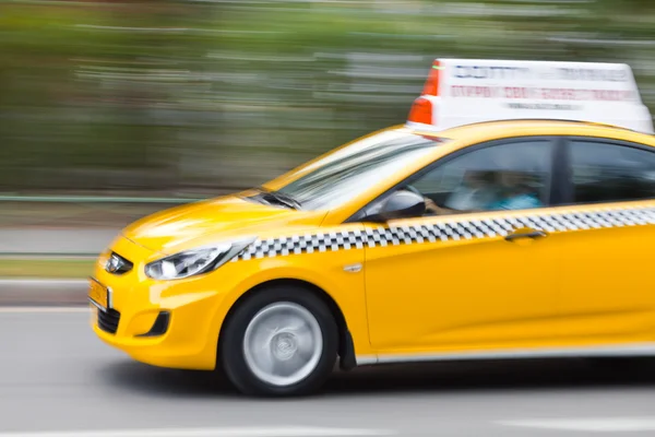 Gelbes Taxi auf der Straße — Stockfoto