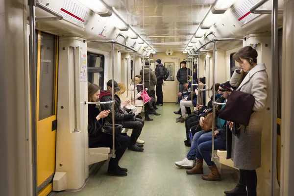 Menschen in der Moskauer U-Bahn — Stockfoto