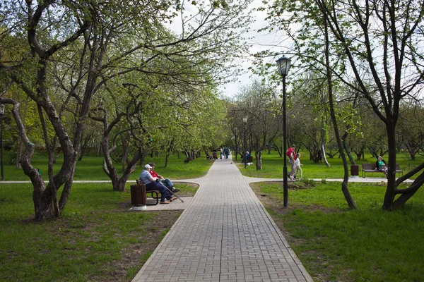 Pessoas no parque na primavera — Fotografia de Stock