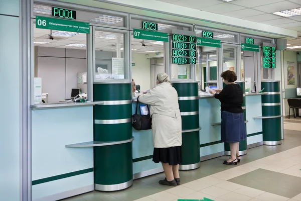 Personas en la oficina de Sberbank — Foto de Stock