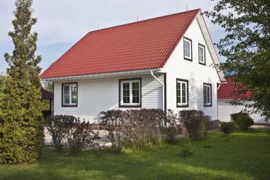 Kırmızı çatı ve Bahçe kır evi 