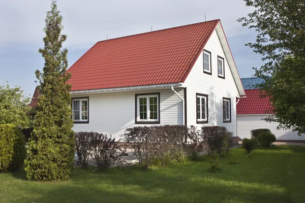 Vidéki ház piros tetős és kert — Stock Fotó