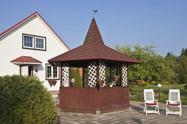 Ogród Dom z czerwonym dachem i ogród — Zdjęcie stockowe
