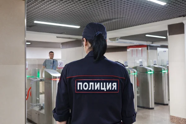 Russian police officer at Moscow metro — Stock Photo, Image