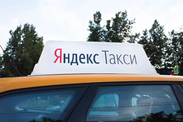 Яндекс автомобіля таксі на вулиці — стокове фото