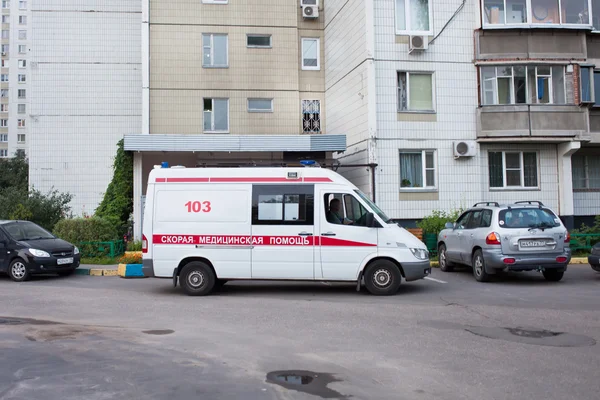 Ambulans bil på samtal — Stockfoto