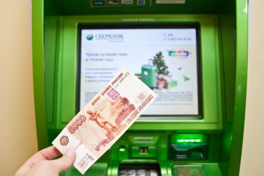 Banknot ve Sberbank ATM ofisinde..