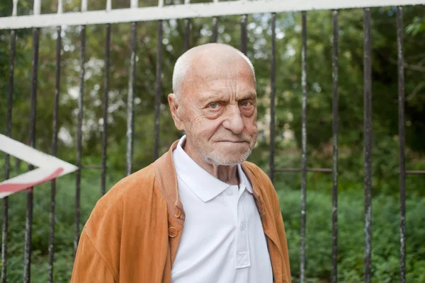 Old man outdoors. Summer time. — Stock Photo, Image