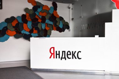 Yandex ofis binası resepsiyonda Yandex adı