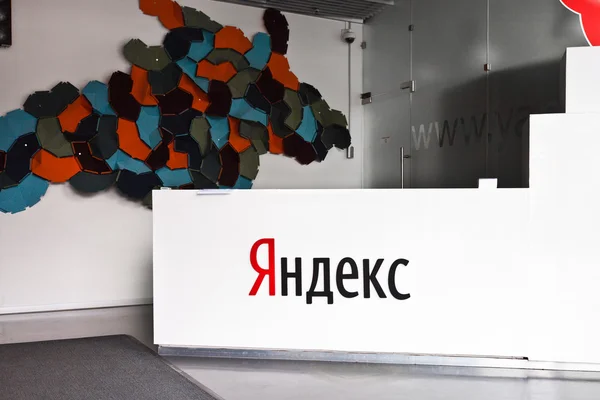 Nombre Yandex en el edificio de oficinas de Yandex en la recepción — Foto de Stock