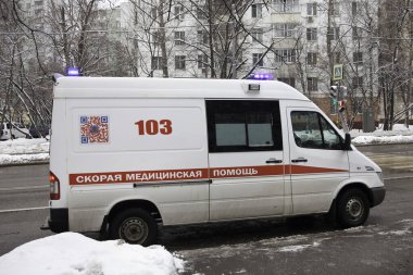 Ambulans bir çağrı üzerine hastaya gider.