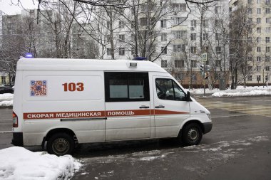 Ambulans bir çağrı üzerine hastaya gider.