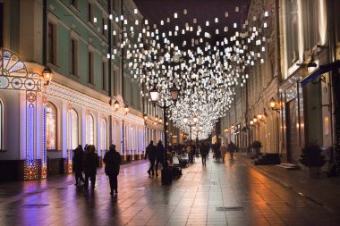 Yılbaşı ve Noel sezonunda sokak dekorasyonu. Moskova, Ocak 2021