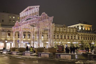 Yılbaşı ve Noel sezonunda sokak dekorasyonu. Moskova, Ocak 2021