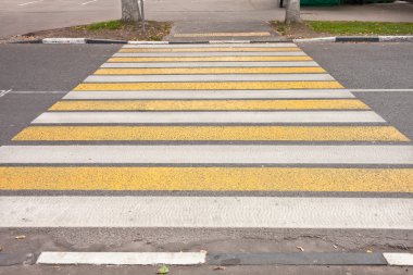 Sarı ve beyaz çizgili kavşak