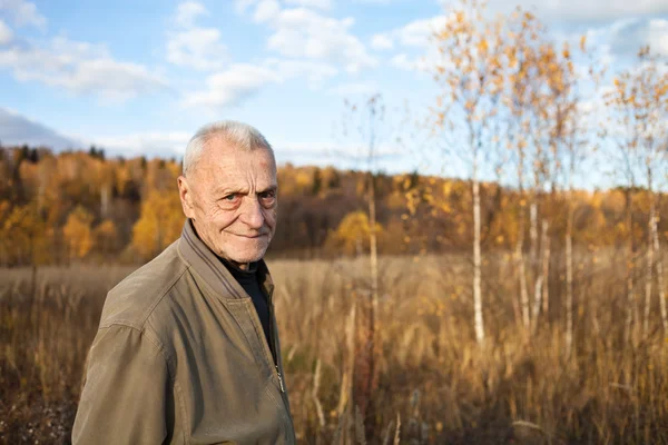 Old man outdoors. Autumn time. — Stock Photo, Image