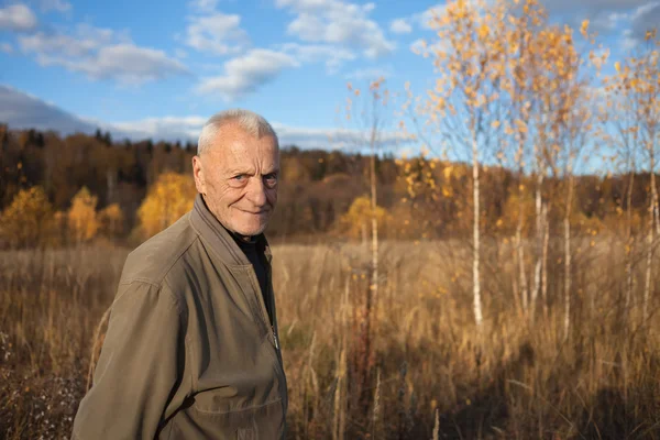 Old man outdoors. Autumn time. — Stock Photo, Image